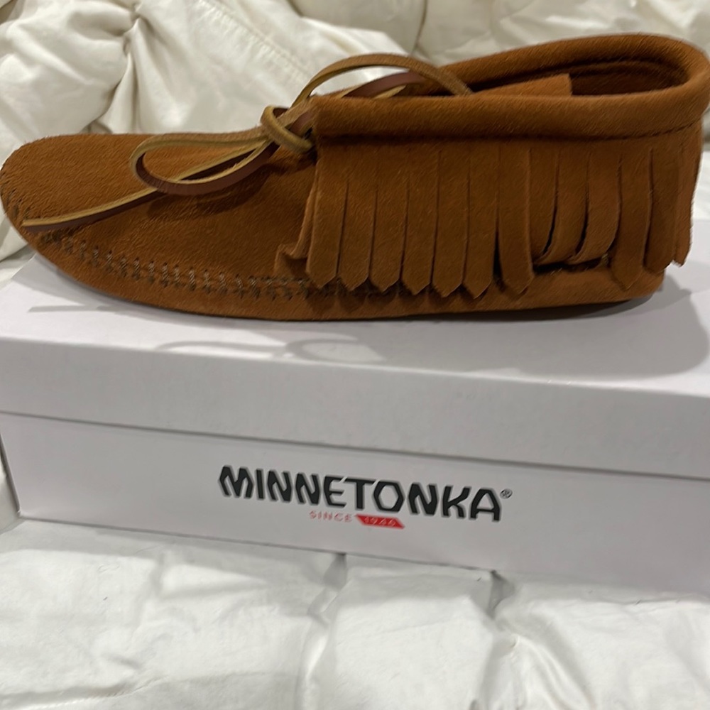 Minnetonka fringe brown boot moccasin